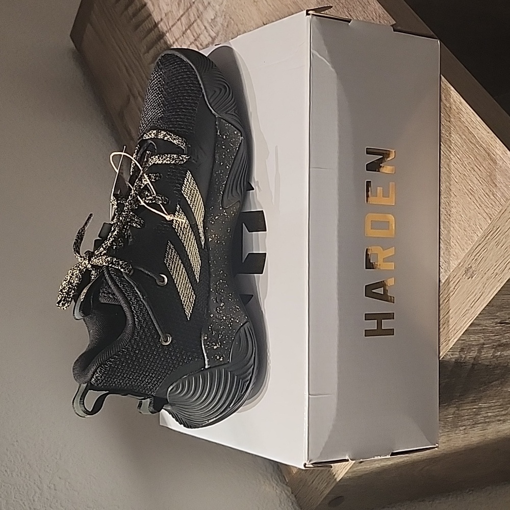 ADIDAS UNISEX HARDEN STEPBACK. WMN SIZE 7. MEN SIZE 6